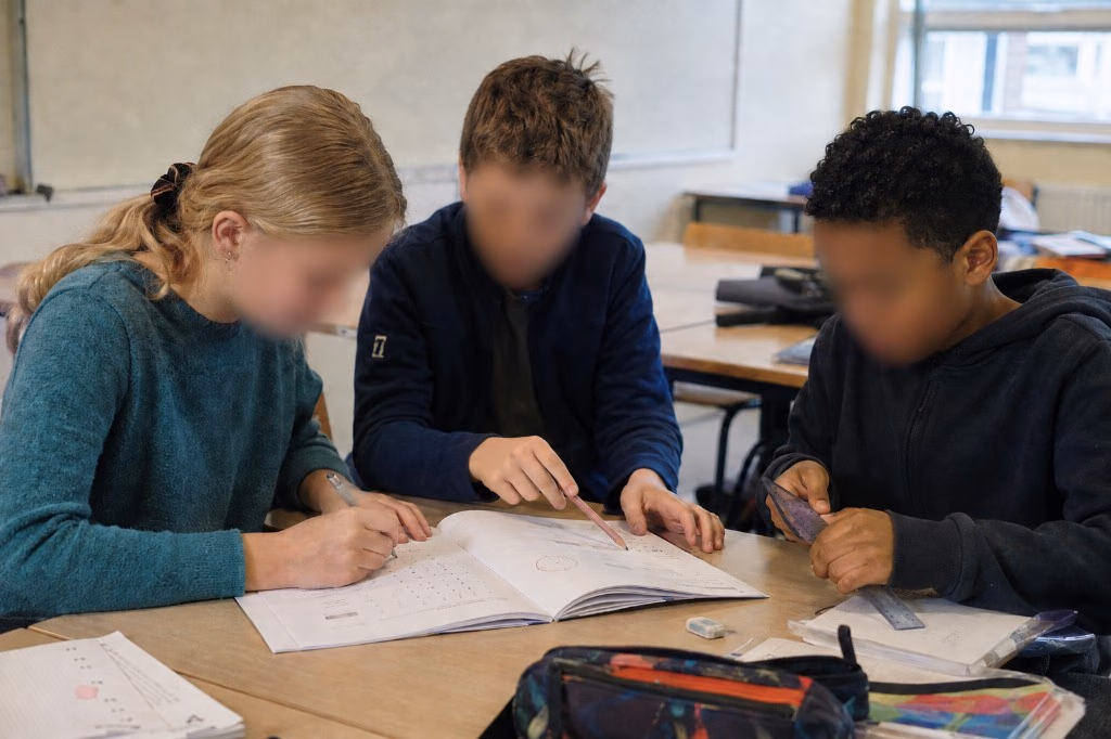 Leerlingen werken samen tijdens een zaterdagles