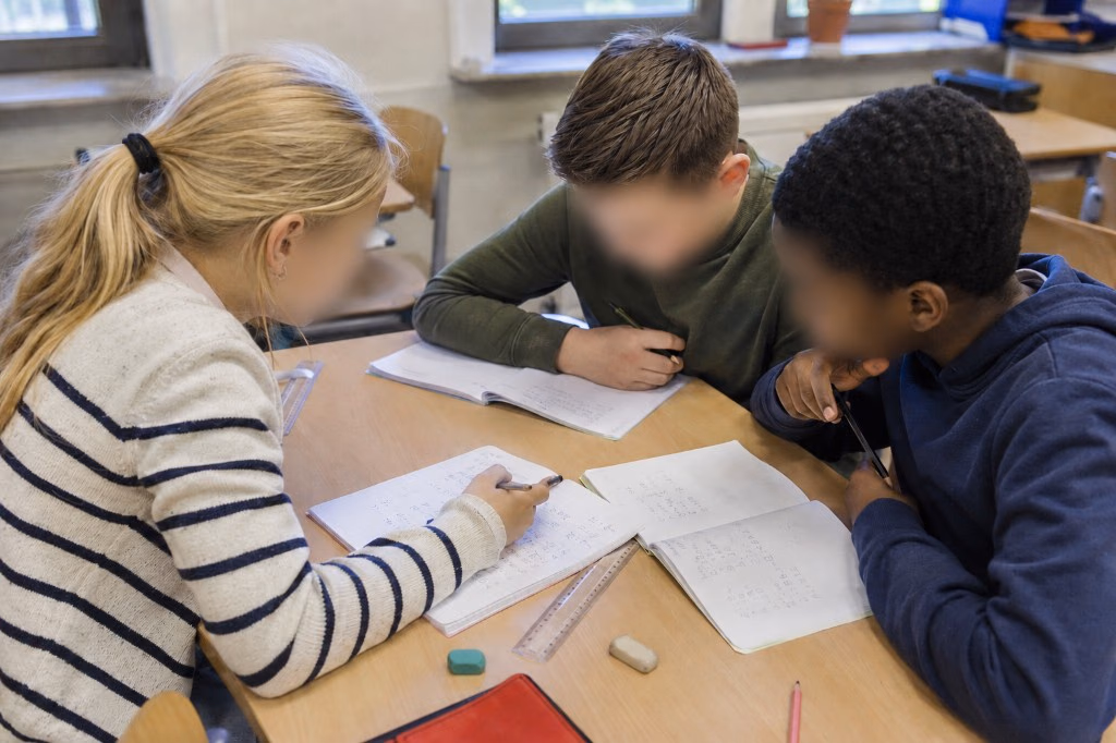 Rustige lesruimte met begeleider en leerling